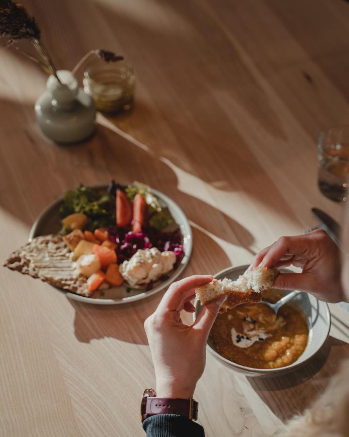 Valo Hotel & Work Helsinki Esterno foto "I'm eating a healthy breakfast."