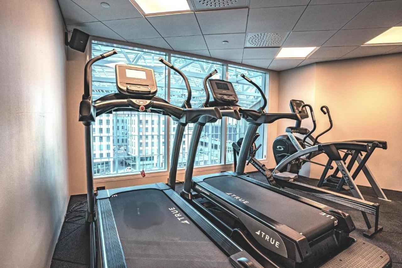 Valo Hotel & Work Helsinki Esterno foto Treadmills in a gym